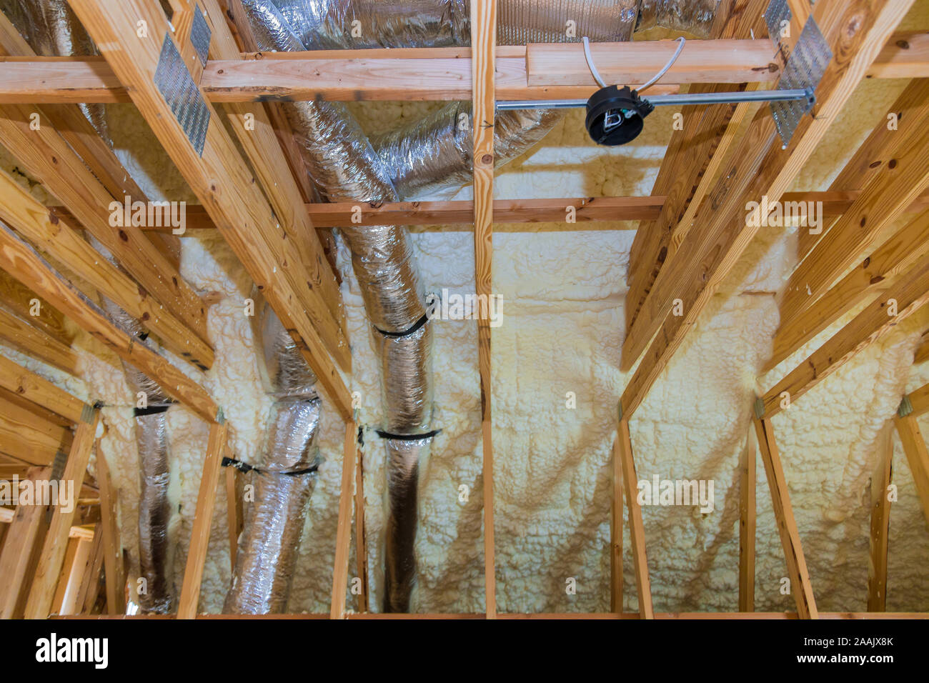 Schiuma di isolamento in plastica di una nuova casa su un nuovo tetto Foto Stock