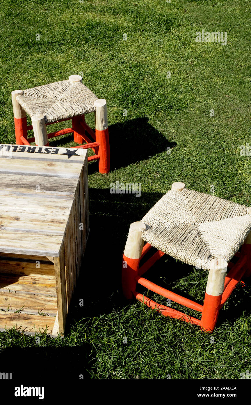 Coppia di sedie e tavolo in legno, attendere, giovane, sedie tavolo, giardino, spazio, resto, appuntamento, verticale, vuoto, sale riunioni, citazione, appuntamento, encoun Foto Stock