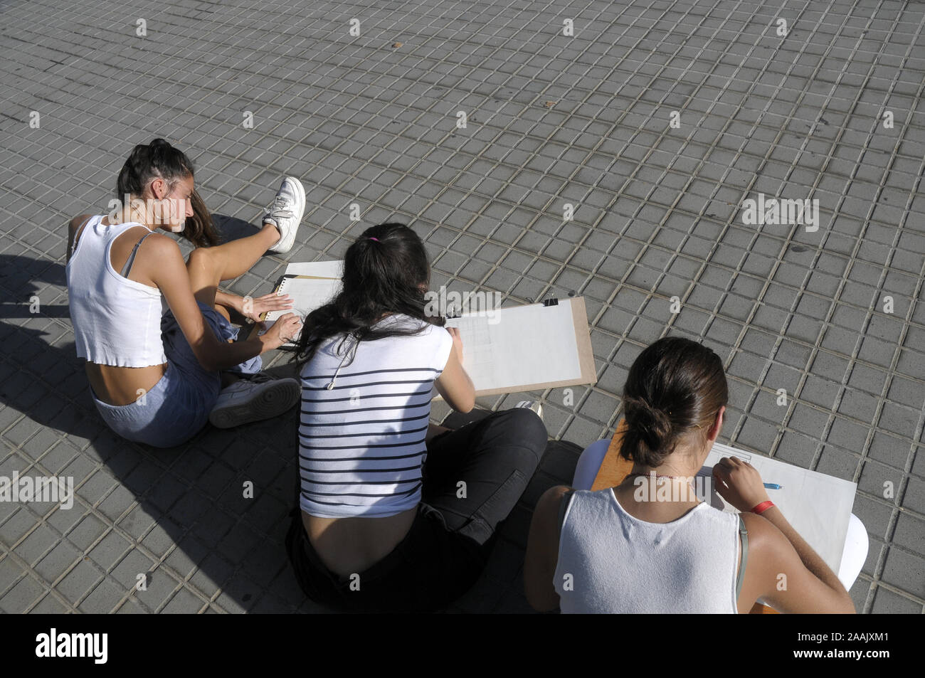Studente di architettura a lavorare su una pratica all'aperto. Foto Stock