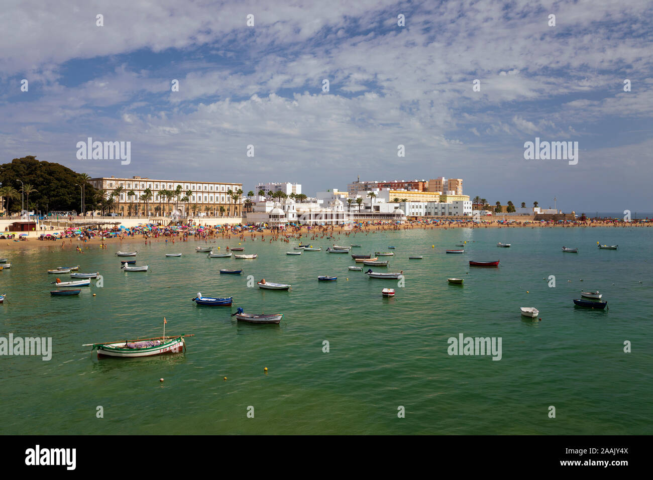 Veduta dello skyline della città e Playa La Caleta Beach dal Castillo de Santa Catalina, Cadice, Andalusia, Spagna, Europa Foto Stock