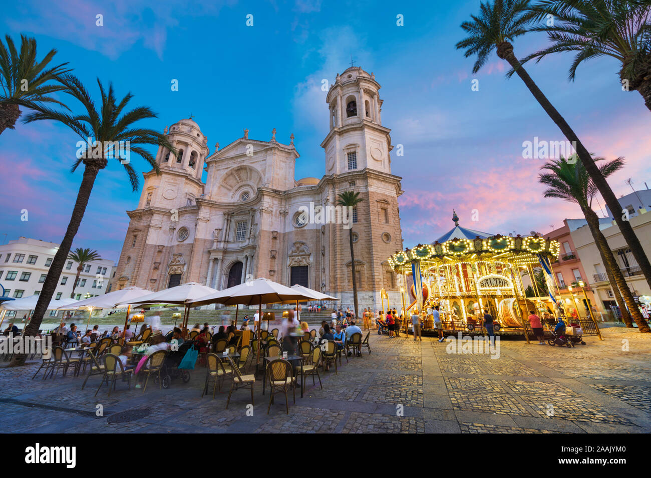 Il Cafe e la giostra al di fuori della cattedrale di Cadice in Plaza de la Catedral di sera, Cadice, Andalusia, Spagna, Europa Foto Stock
