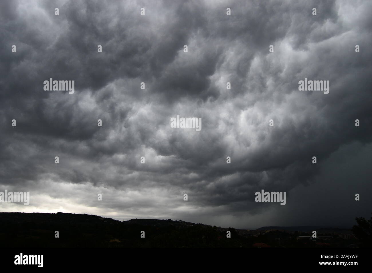 Temporale con forti piogge battenti sulla scura prairie, frame di tempo Foto Stock