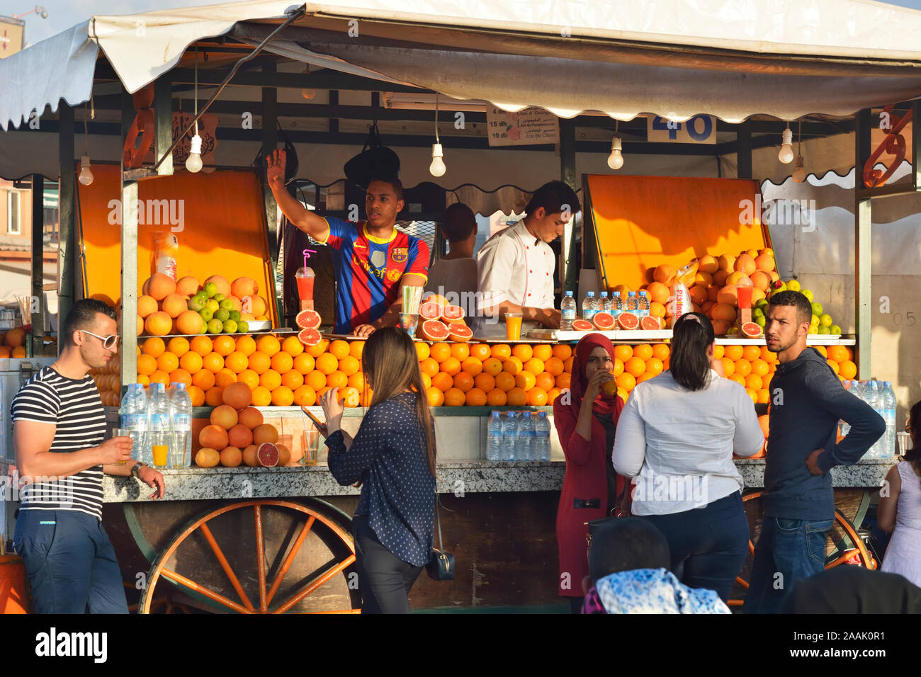 Bancarelle di spremuta di arancia fresca. Djemaa el Fna a Marrakech. Il Marocco Foto Stock