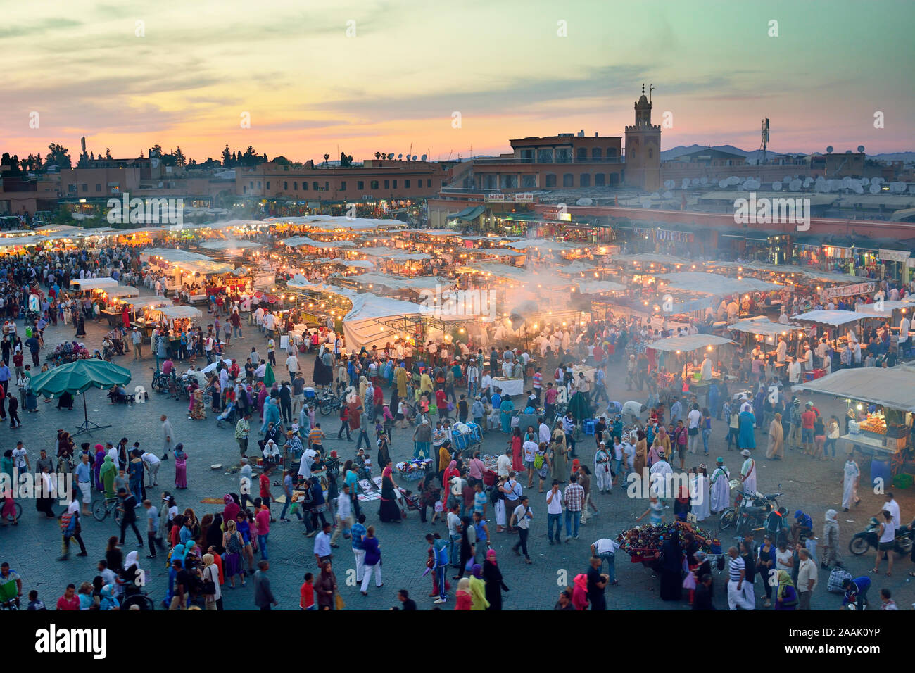 Cibo all'aperto si spegne in Djemaa el Fna, un sito Patrimonio Mondiale dell'Unesco. Marrakech, Marocco Foto Stock