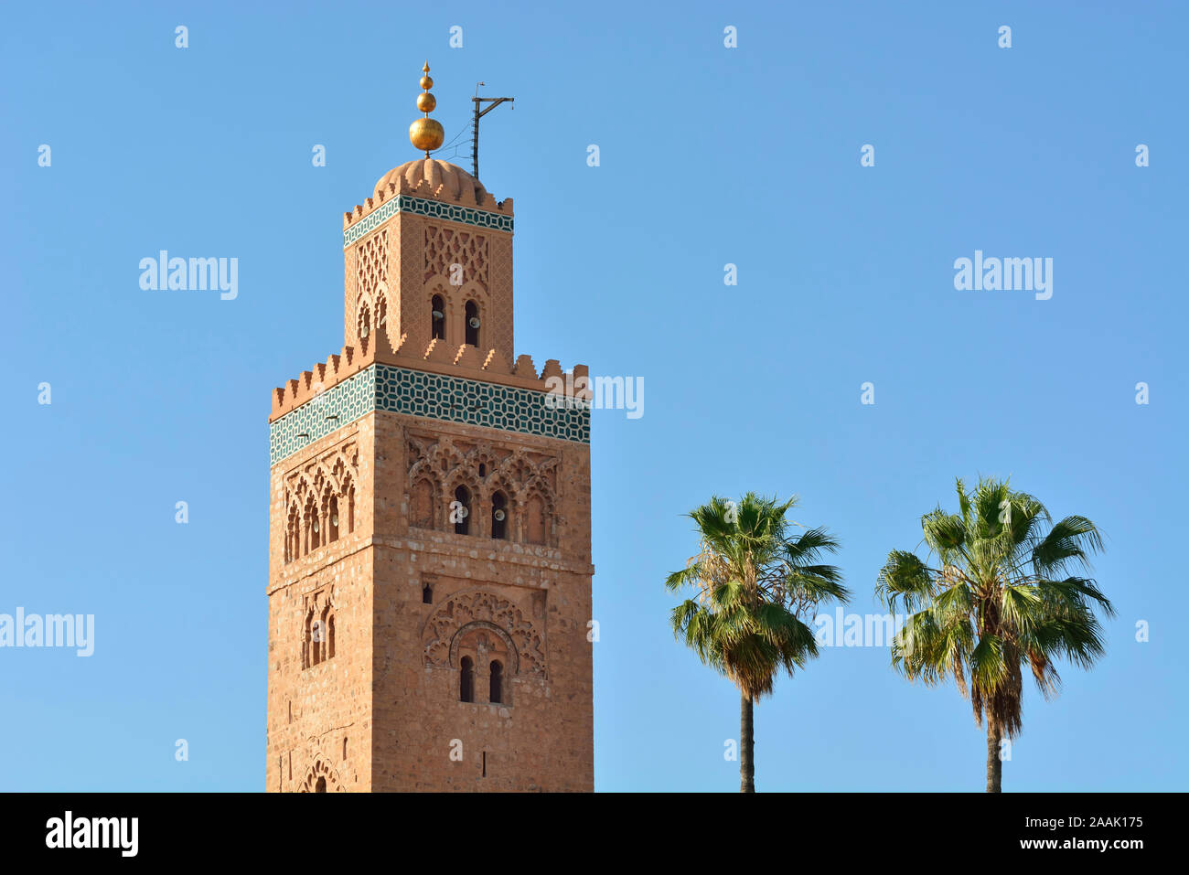 Il minareto di Koutoubia, alto 77 metri (253 piedi). Fu completata sotto il regno di Almohad Caliph Yaqub al-Mansur. Marrakech, Marocco Foto Stock