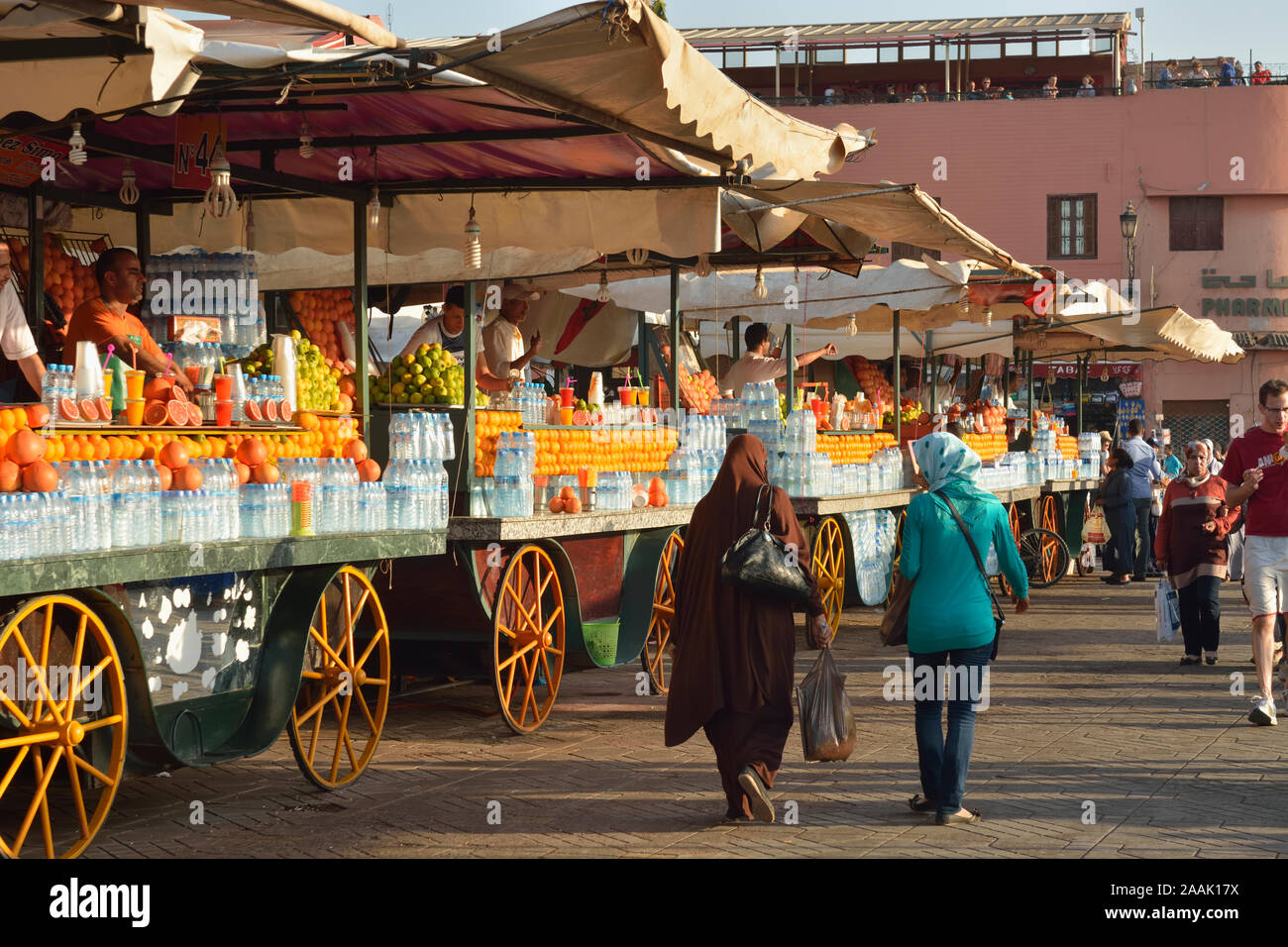 Bancarelle di spremuta di arancia fresca. Djemaa el Fna a Marrakech. Il Marocco Foto Stock