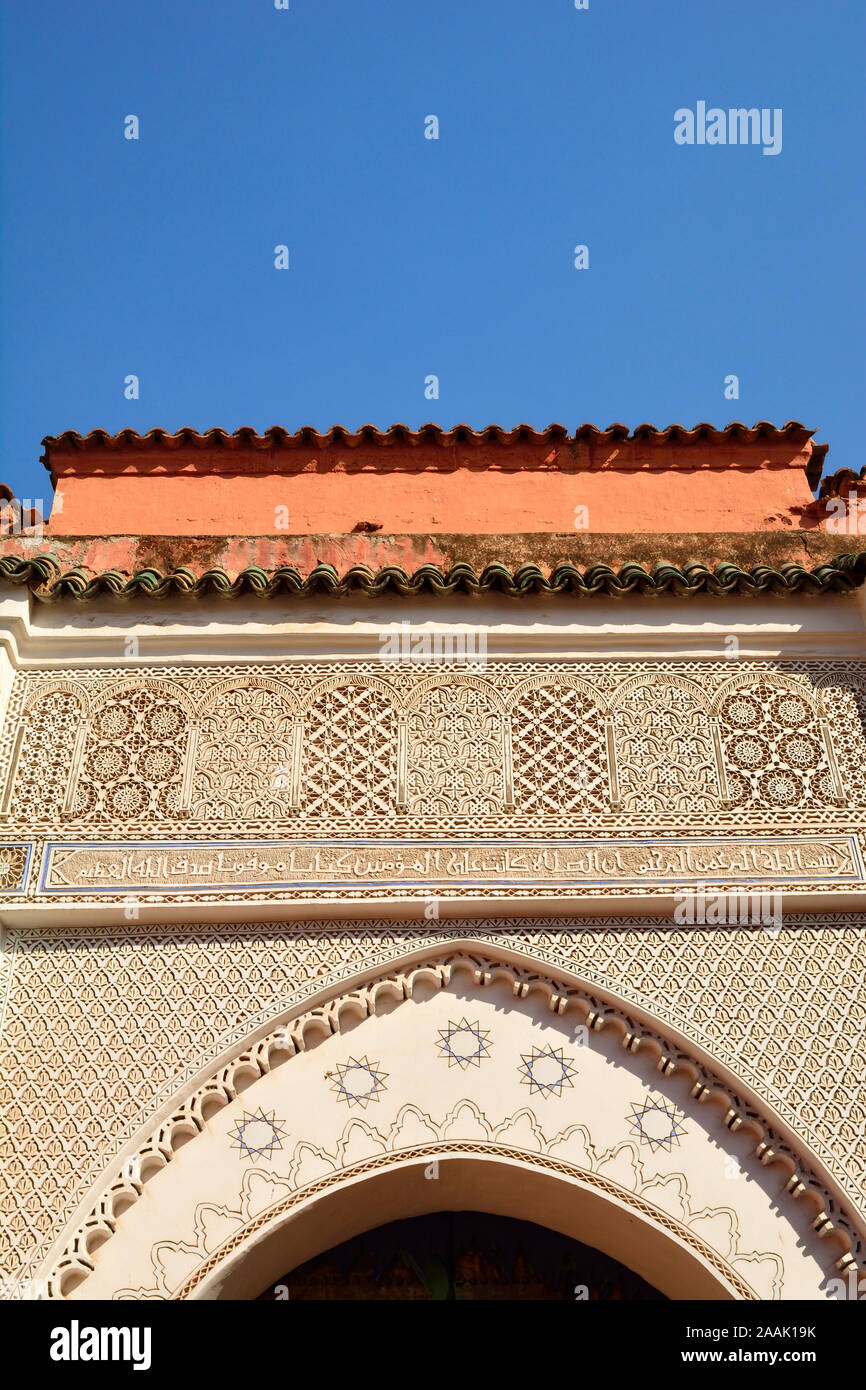 Incredibile lavoro di stucco in una moschea all'interno della medina di Marrakech. Il Marocco Foto Stock