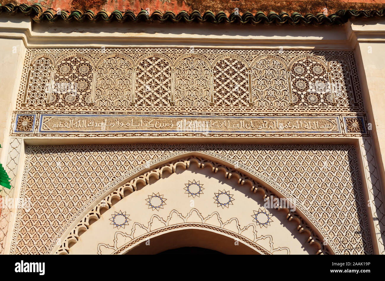 Incredibile lavoro di stucco in una moschea all'interno della medina di Marrakech. Il Marocco Foto Stock