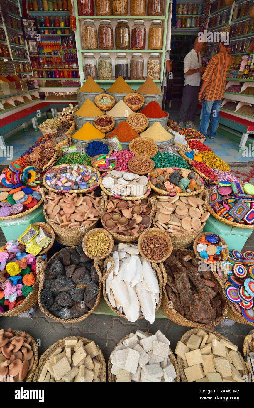Una spezia (stallo Herboriste) nel souk di Marrakech. Il Marocco Foto Stock