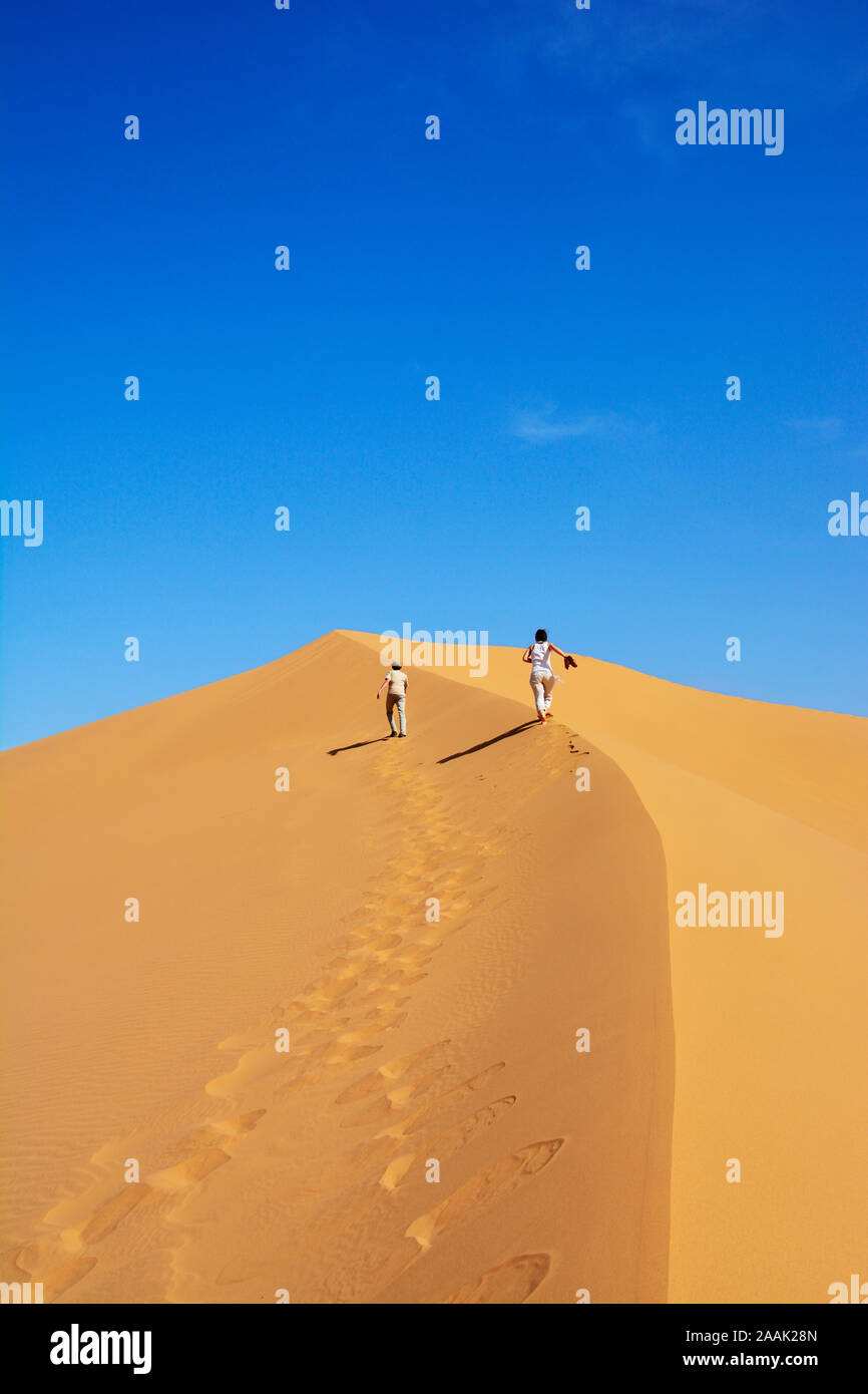 Erg Lehoudi dune di sabbia del deserto del Sahara. Il Marocco Foto Stock