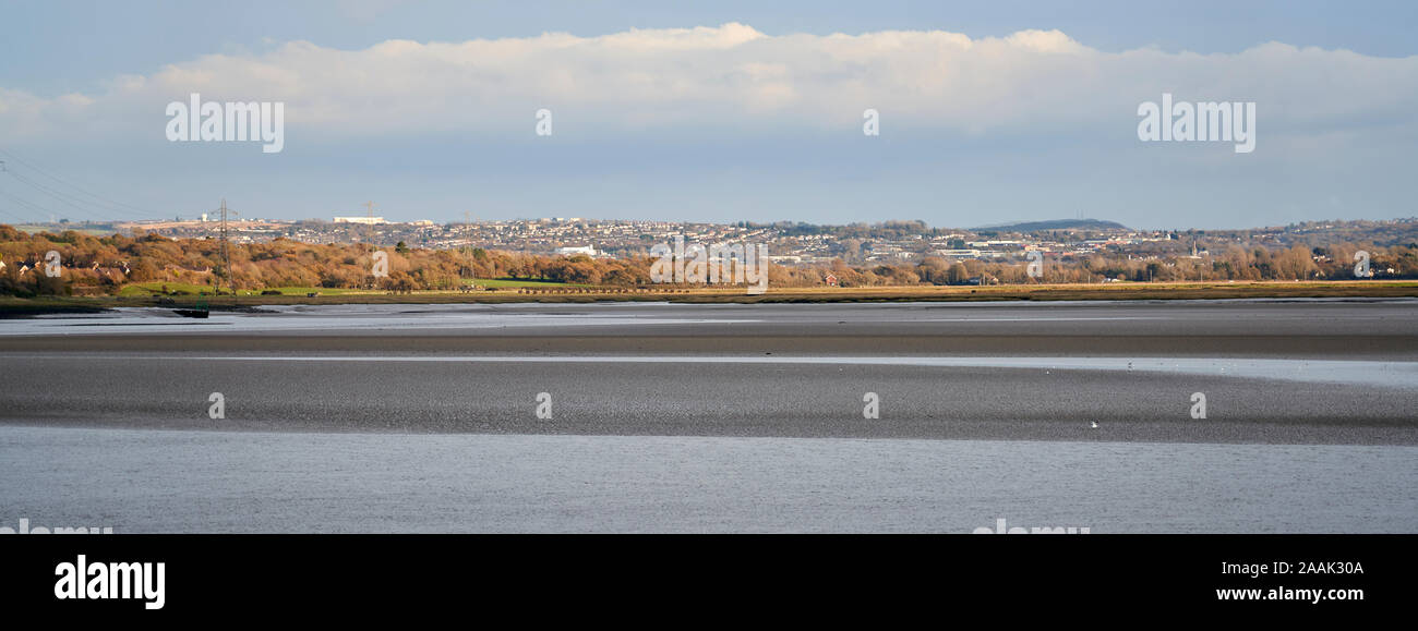 Vista di Swansea presi da Millennium sentiero costiero, a ovest di Loughor. Foto Stock