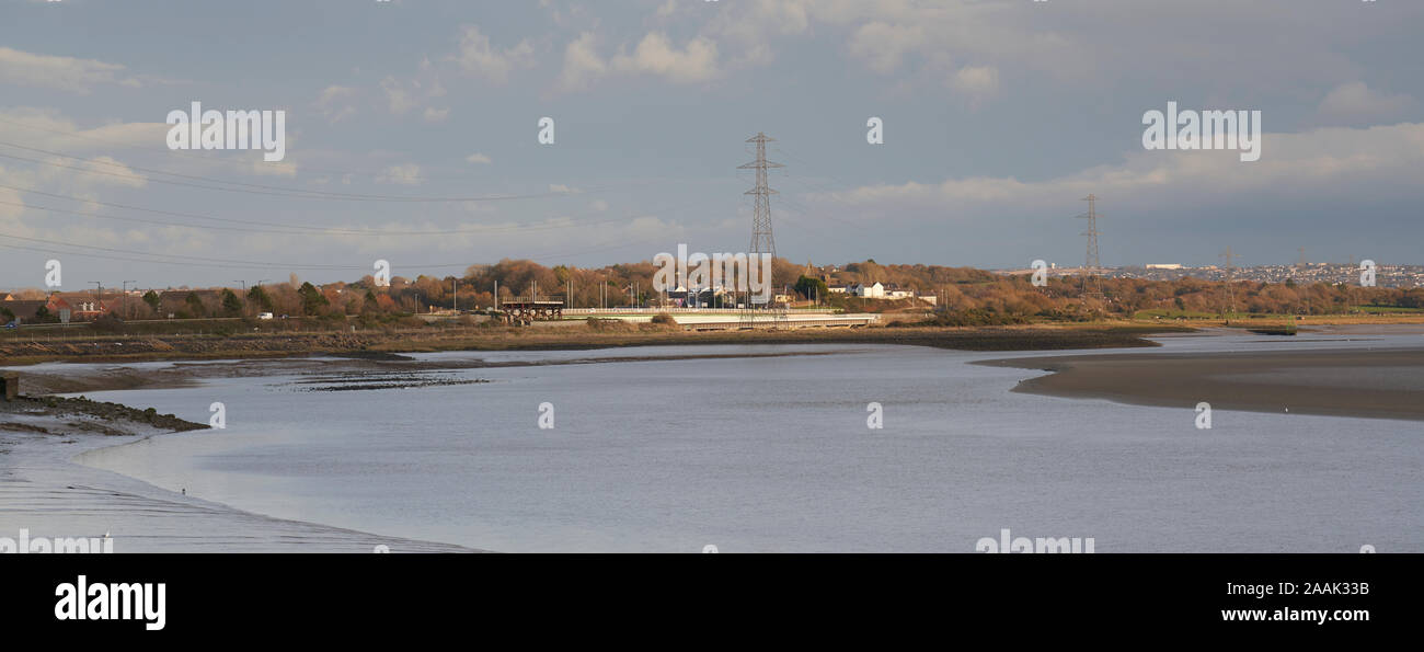 Vista del centro storico di Loughor viadotto ferroviario accanto alla sua sostituzione. Preso dal Millenium sentiero costiero, Llanelli. Foto Stock