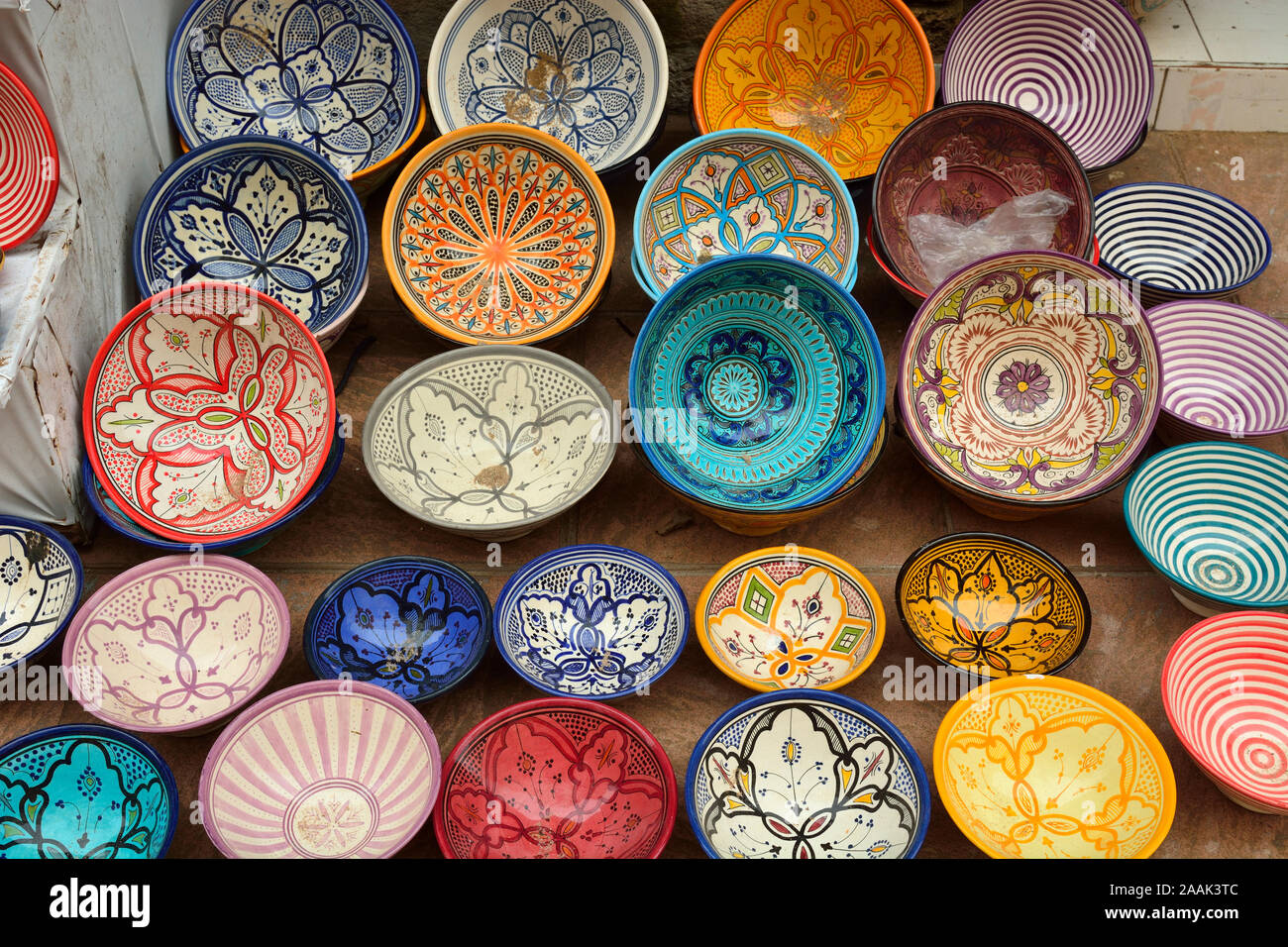 Ceramiche marocchino per la vendita nel souk (mercati), Essaouira, Marocco Foto Stock