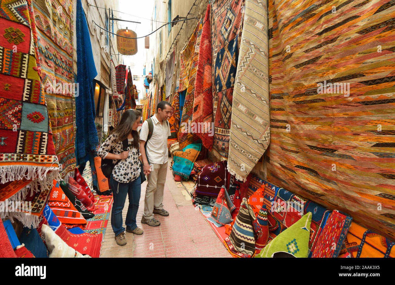 Coppia giovane con tappeti marocchini a Essaouira. Il Marocco Foto Stock