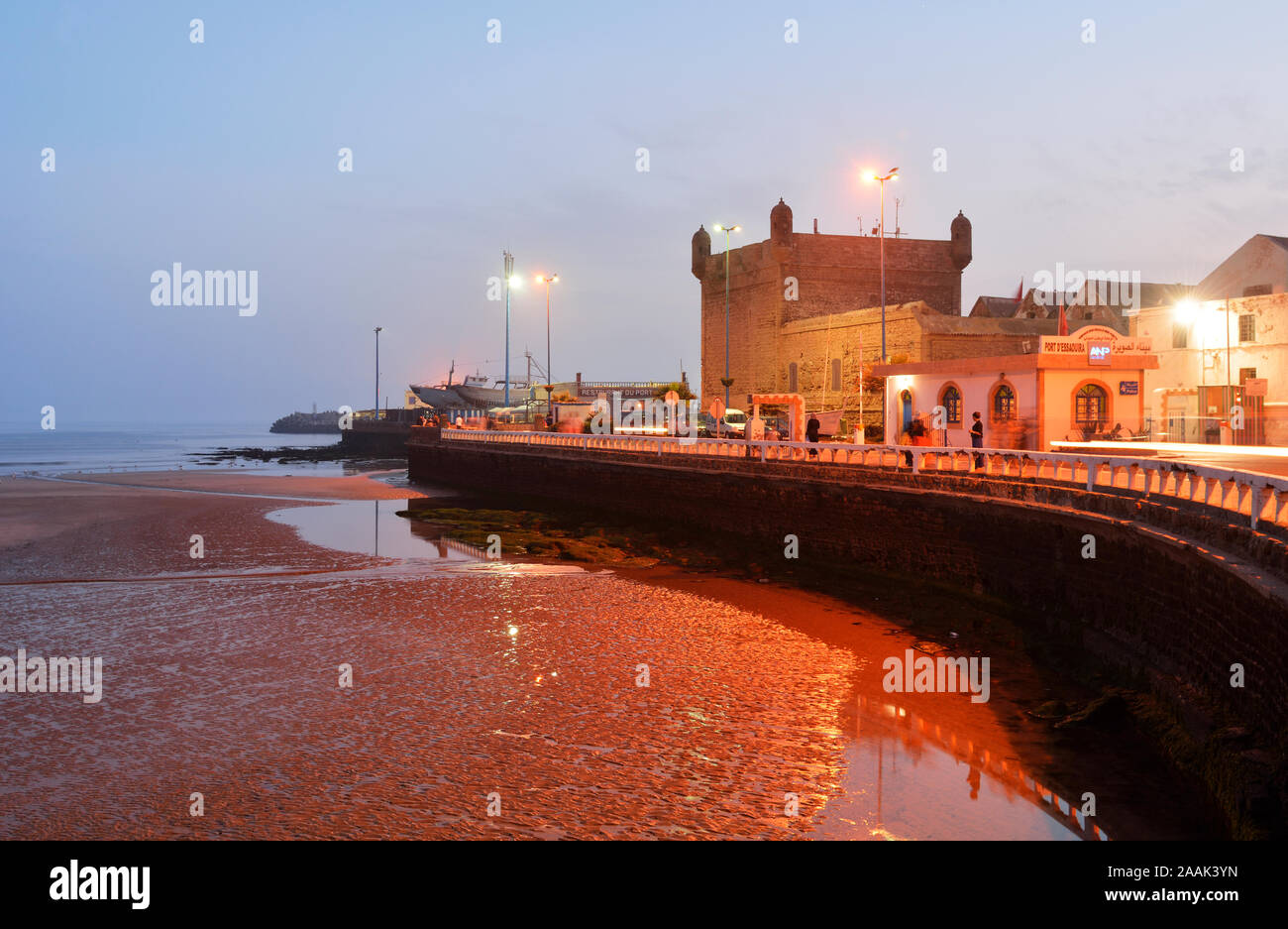 Il XVIII secolo bastione meridionale, Skala du Port, al crepuscolo. Un sito Patrimonio Mondiale dell'Unesco, Essaouira. Il Marocco Foto Stock