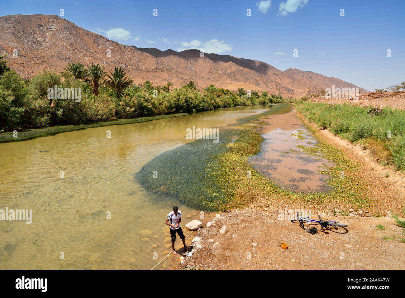 La pesca nel fiume Draa. Il Marocco Foto Stock