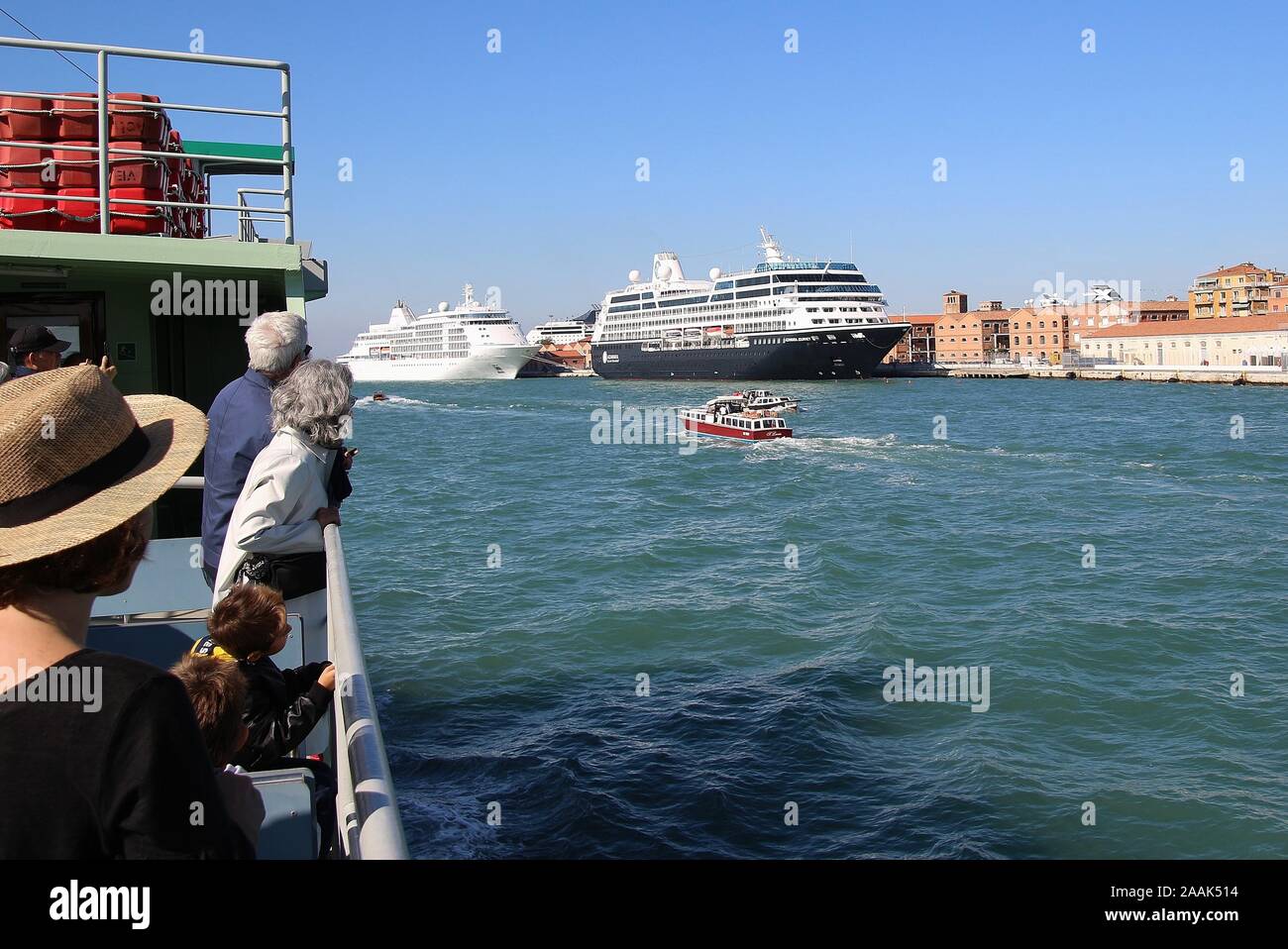 Passeggeri su un traghetto guardare le rive di Venezia. L'Italia, l'Europa. Foto Stock