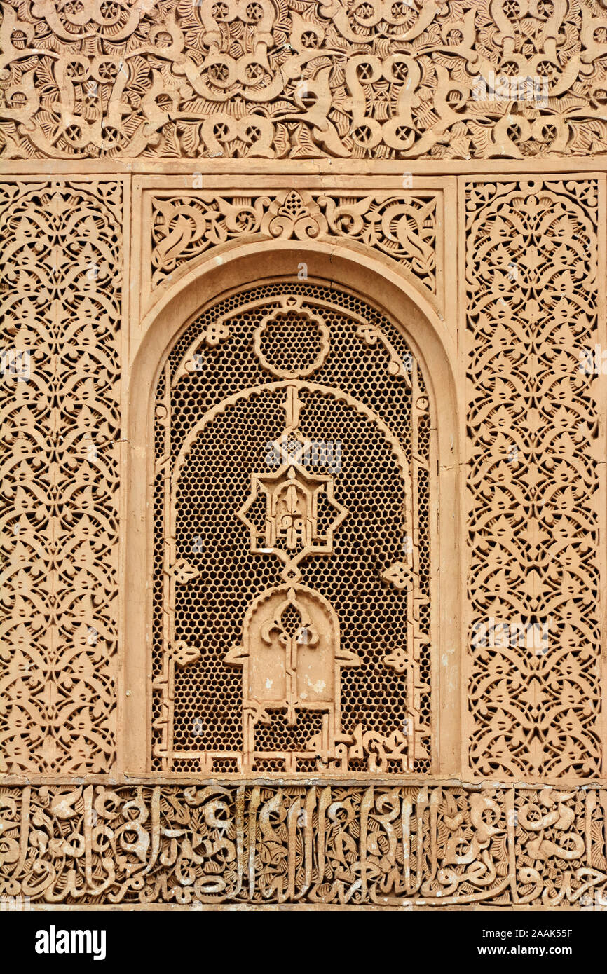 Bellissimo lavoro stucco nel ben Youssef Medersa. È la più grande scuola teologica del Marocco. Marrakech Foto Stock