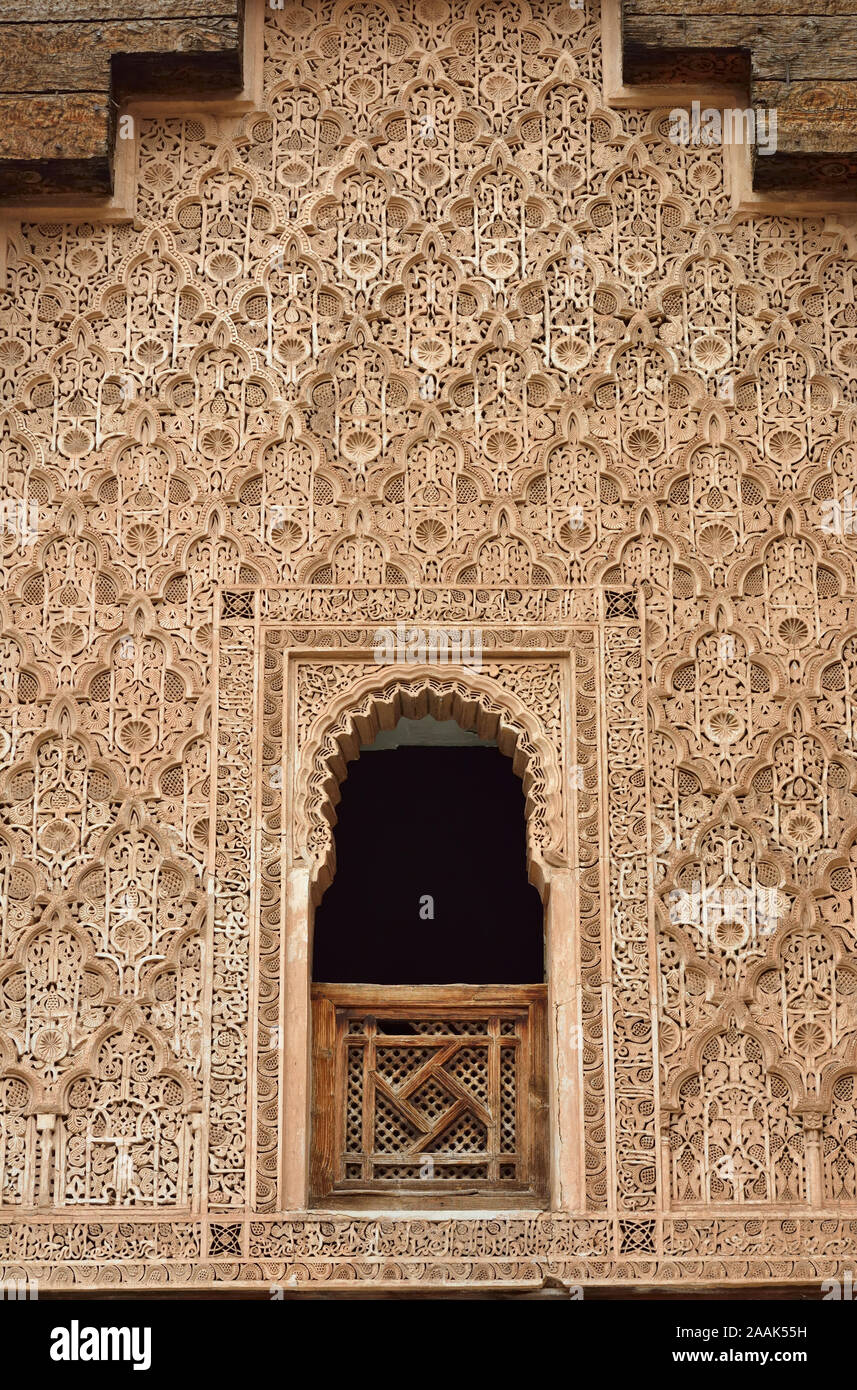 Bellissimo lavoro stucco nel ben Youssef Medersa. È la più grande scuola teologica del Marocco. Marrakech Foto Stock