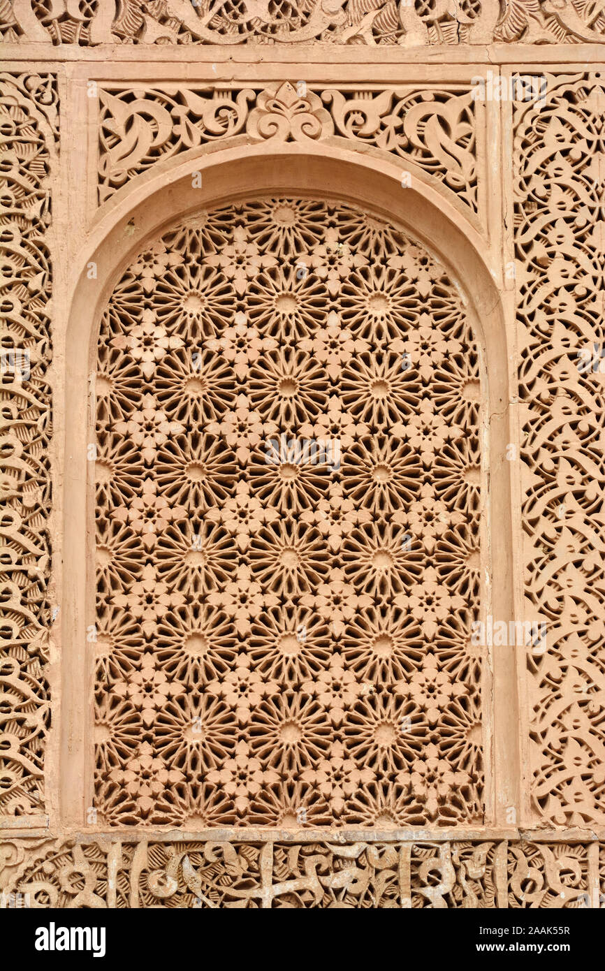 Bellissimo lavoro stucco nel ben Youssef Medersa. È la più grande scuola teologica del Marocco. Marrakech Foto Stock