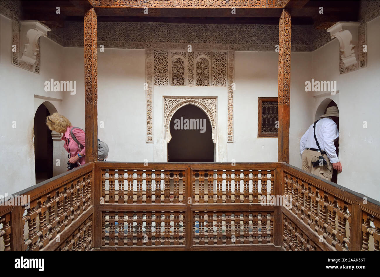 Coppia nel ben Youssef Medersa splendidamente restaurato. È la più grande scuola teologica del Marocco. Marrakech Foto Stock