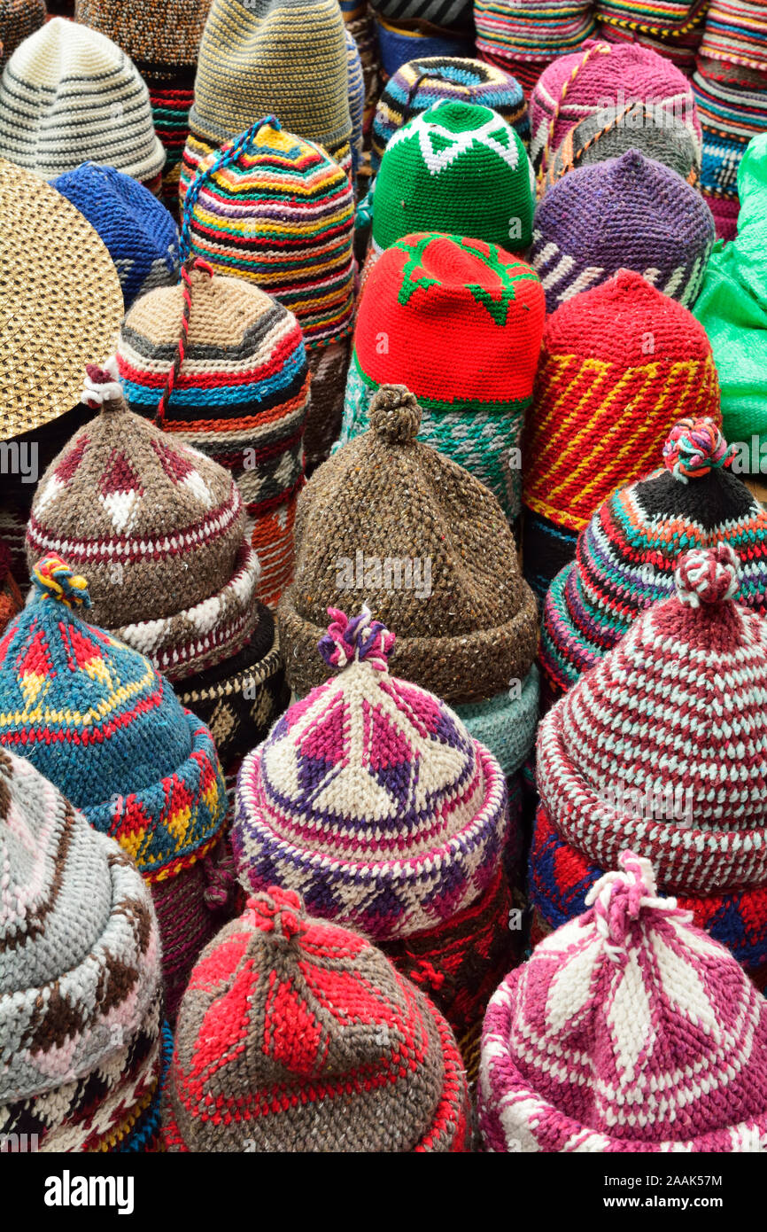 Cappelli nel souk di Marrakech. Il Marocco Foto Stock