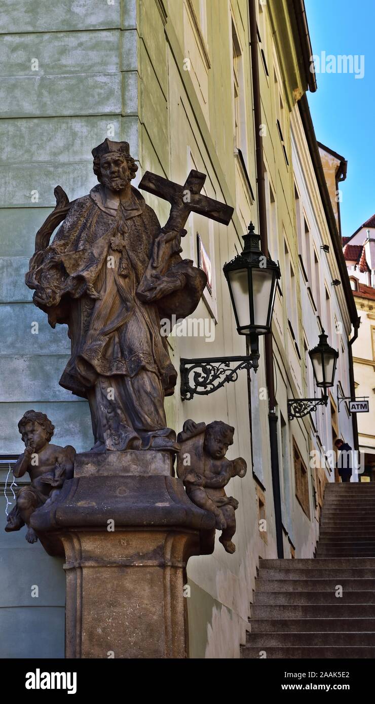 Via medievale nel centro di Praga Foto Stock