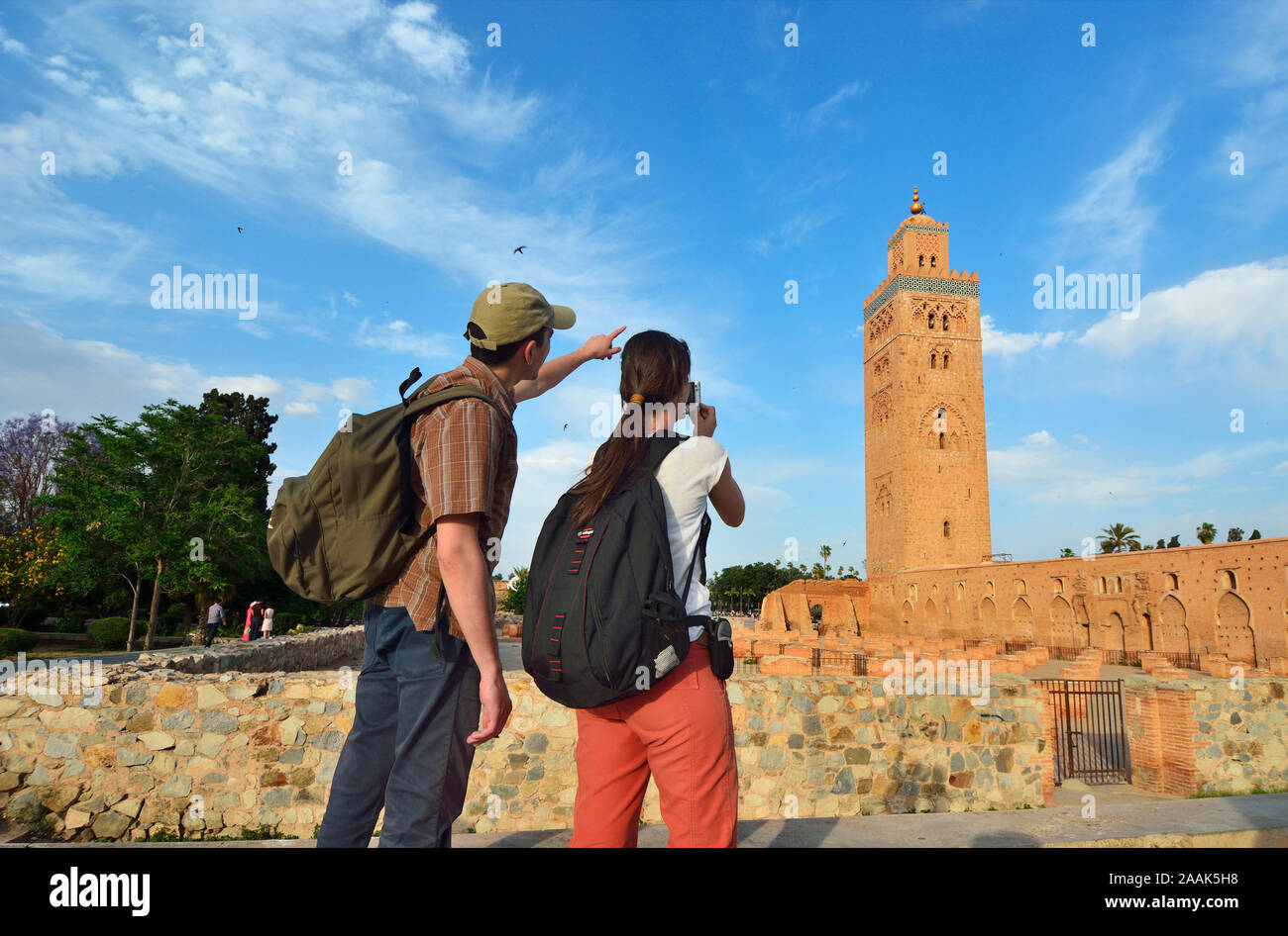 Coppia giovane vicino alla Moschea di Koutoubia. Marrakech, Marocco Foto Stock