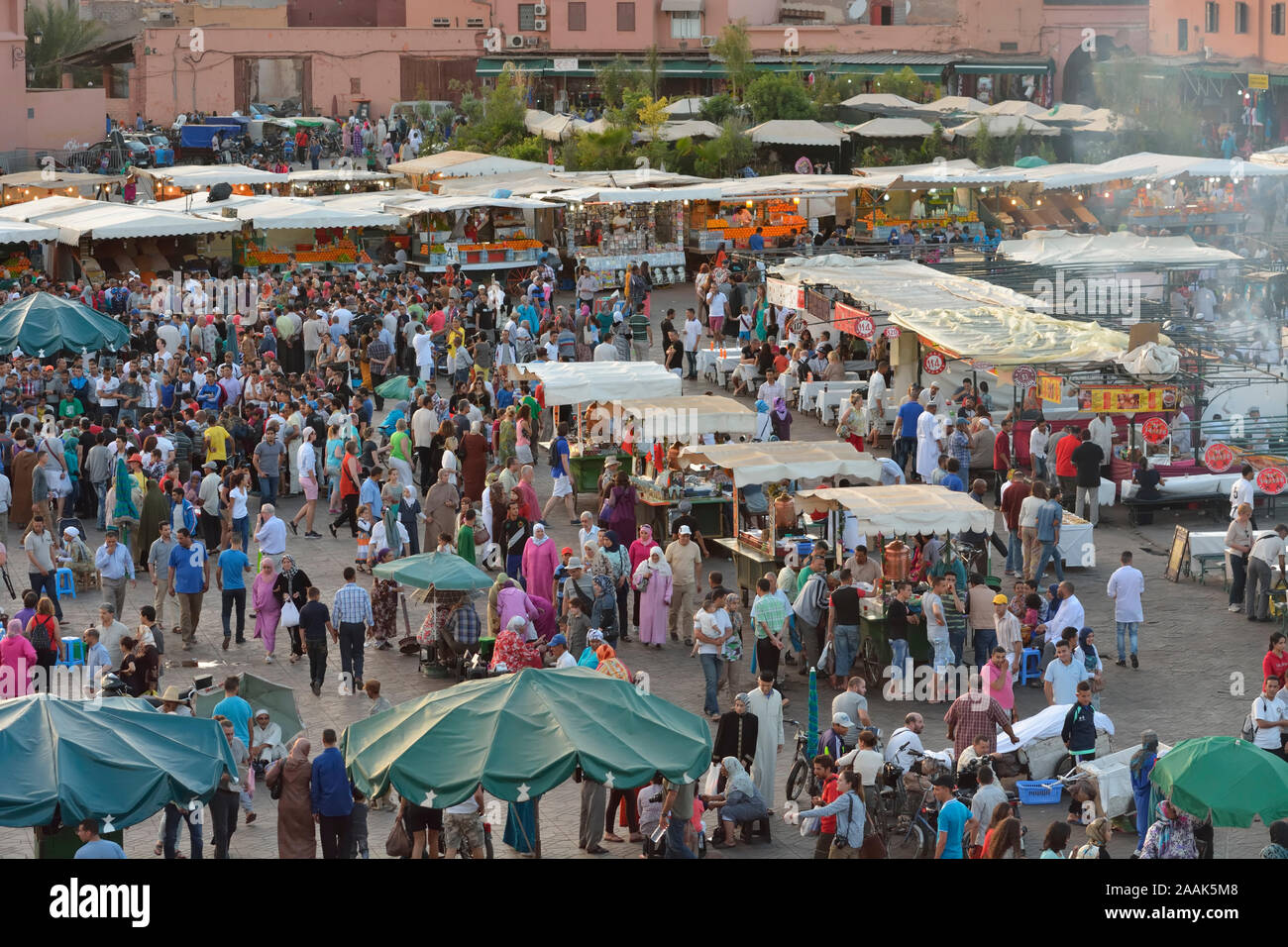 Cibo all'aperto si spegne in Djemaa el Fna, un sito Patrimonio Mondiale dell'Unesco. Marrakech, Marocco Foto Stock