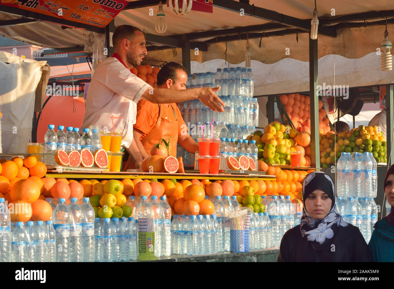 Bancarelle di spremuta di arancia fresca. Djemaa el Fna a Marrakech. Il Marocco Foto Stock