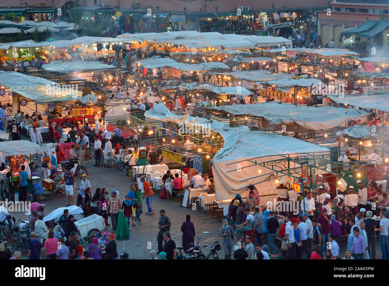 Cibo all'aperto si spegne in Djemaa el Fna, un sito Patrimonio Mondiale dell'Unesco. Marrakech, Marocco Foto Stock