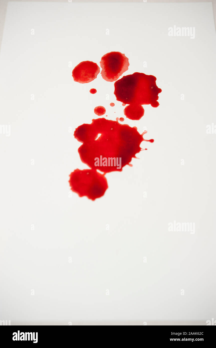 Gocce di sangue isolato Foto Stock