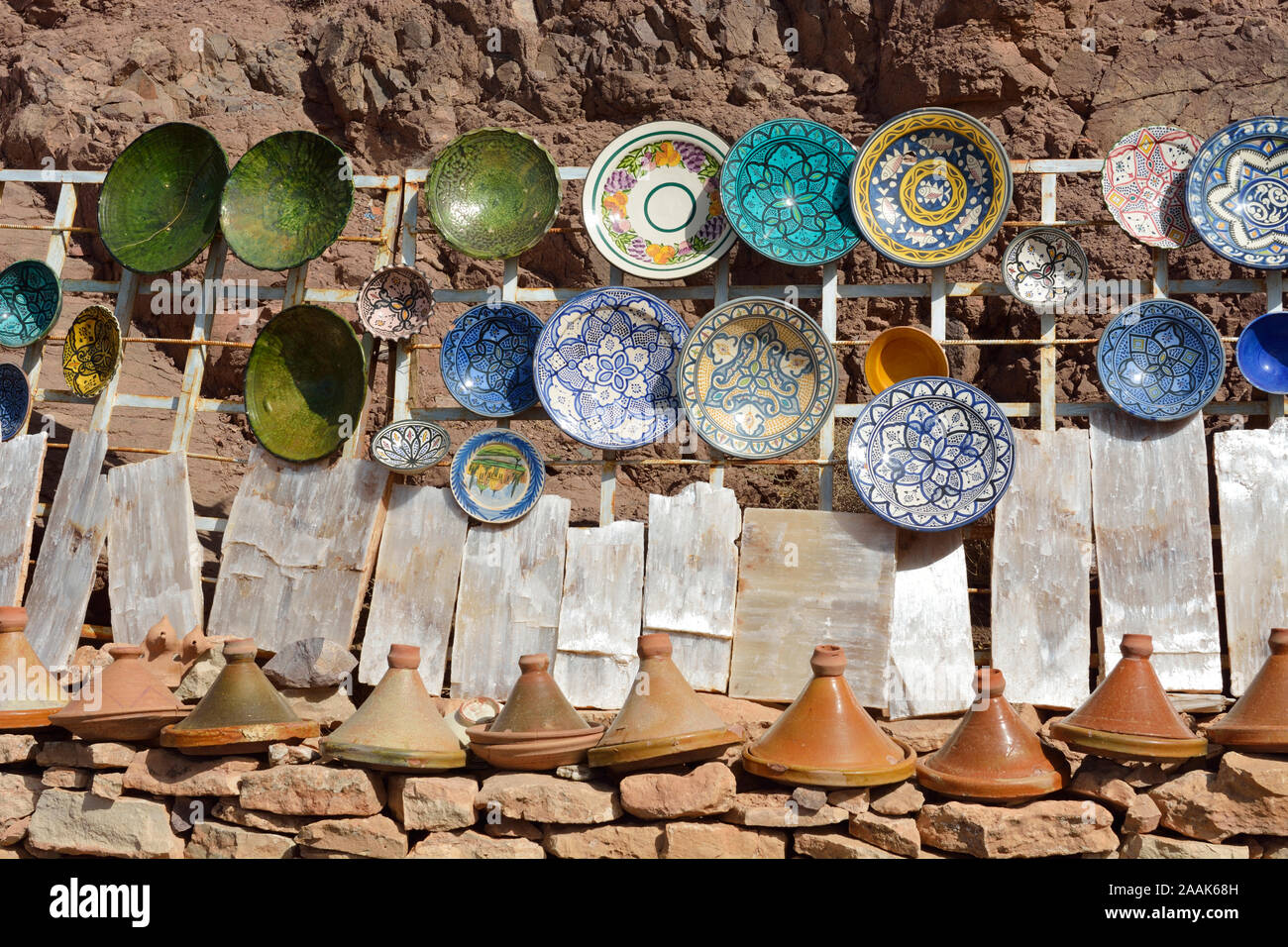 Quarzo, ceramica e ceramica in vendita da strada, sull'Alto Atlante. Il Marocco Foto Stock