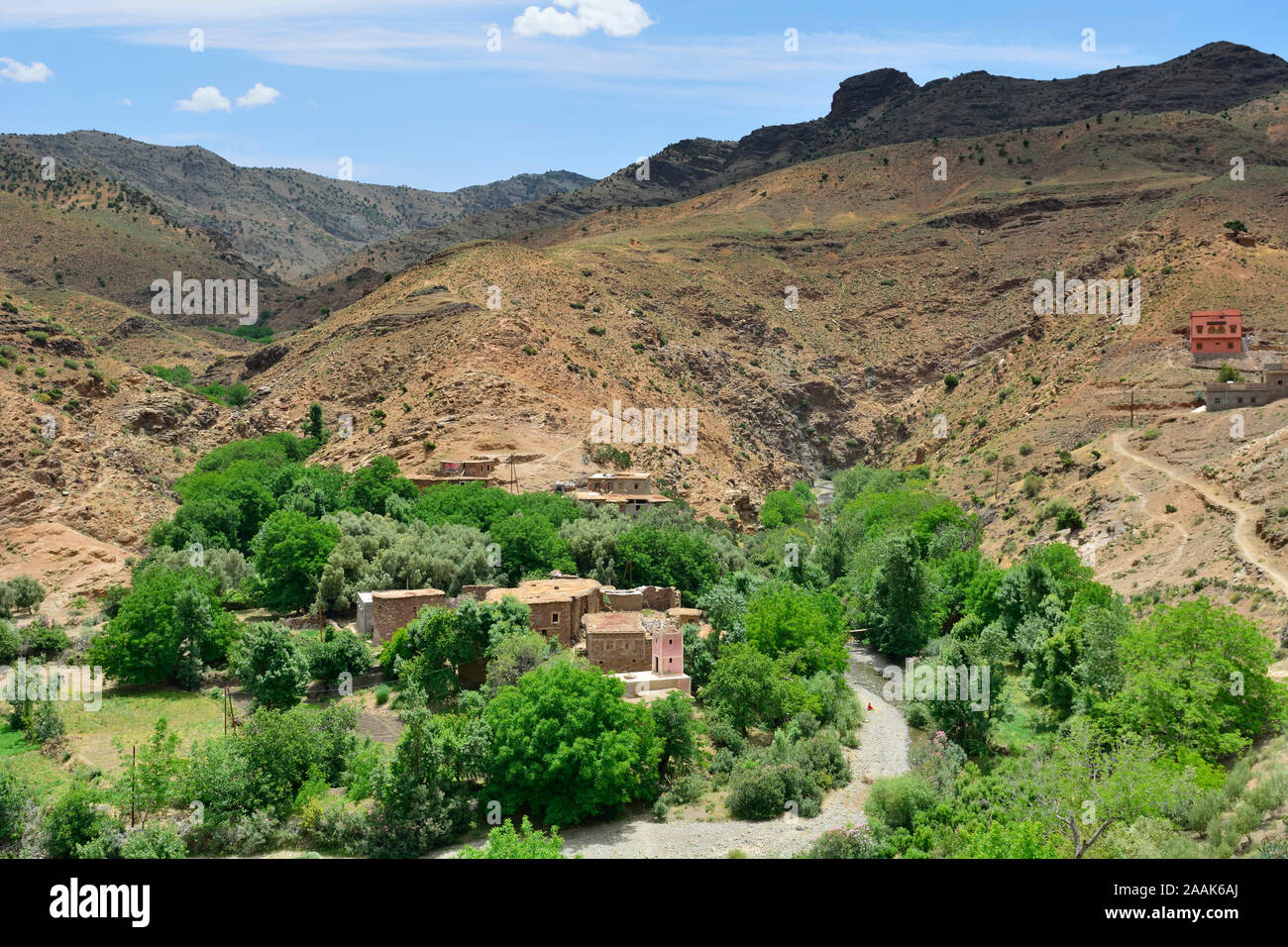 Un piccolo villaggio dal fiume, coperto con alberi di noce, in Alto Atlante mountain range. Il Marocco Foto Stock
