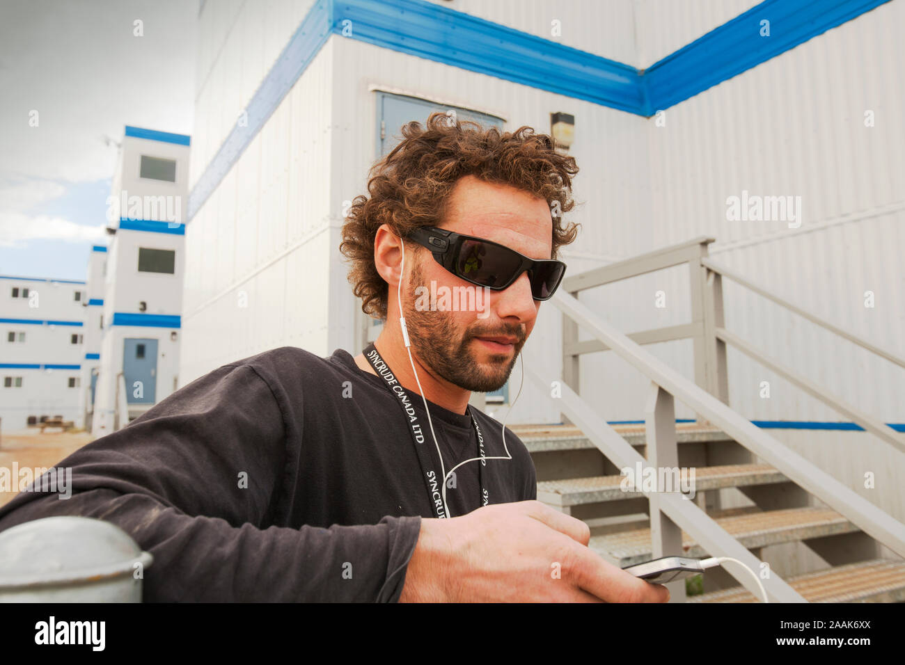 Andrew Knuff un tar sands lavoratore rilassa durante il tempo di inattività in uno dei molti campi di lavoro che casa tar sands lavoratori. Questo particolare camp case 10, 000 p Foto Stock