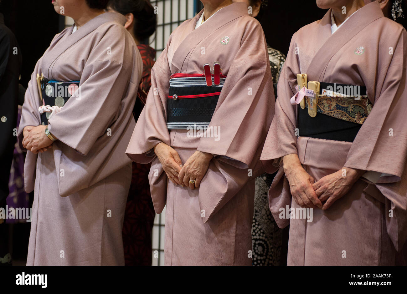 Tre geisha con tradizionale kimono durante una cerimonia rituale. Foto Stock
