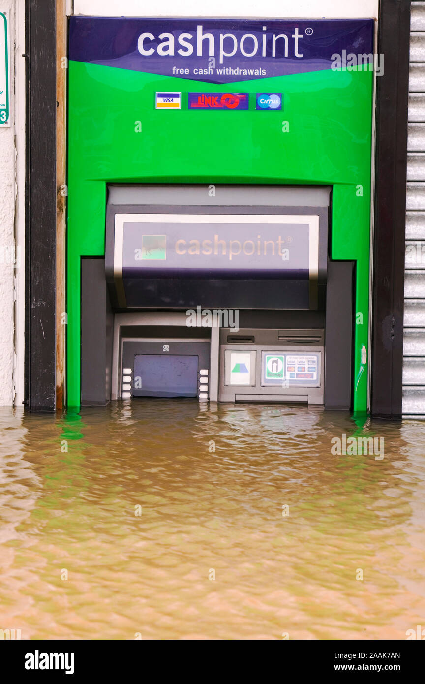 Attività liquide. Un bancomat in Toll Bar, South Yorkshire, Regno Unito colpite da inondazioni senza precedenti nel corso del mese di giugno 2007. Foto Stock