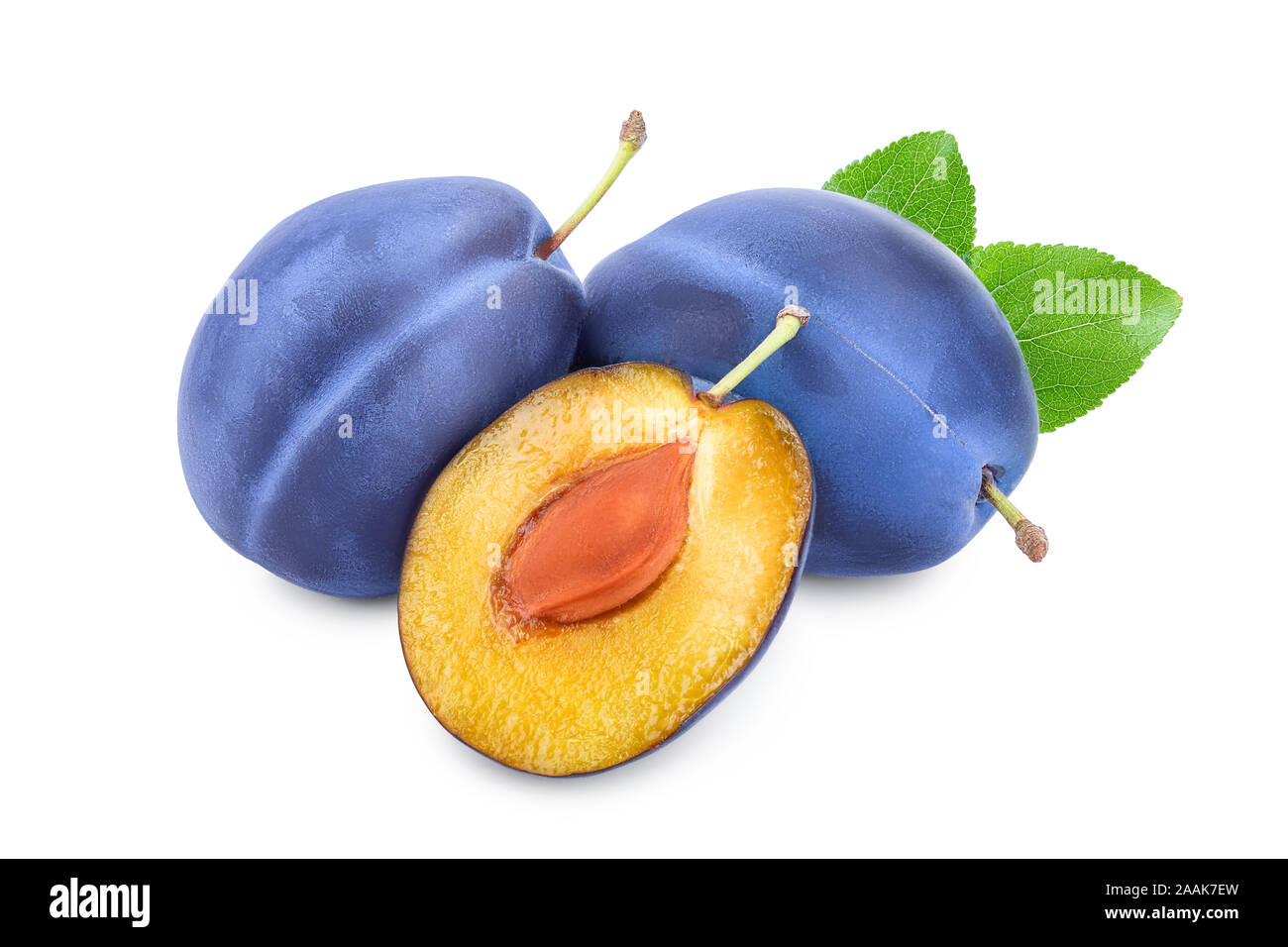 Freschi colori blu prugna e metà con foglie isolati su sfondo bianco. Foto Stock