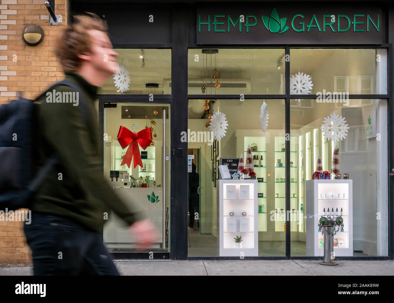 La canapa giardino, un negozio che vende la canapa e il CBD infusi prodotti nel Greenwich Village di New York il Venerdì, 15 novembre 2019. CBD è la non psicoattivi componente della marijuana come contrari al tenore di tetraidrocannabinolo (THC) che è la roba che si ottiene alta, per non parlare di essere illegali in questo momento. (© Richard B. Levine) Foto Stock La canapa giardino, un negozio che vende la canapa e il CBD infusi prodotti nel Greenwich Village di New York il Venerdì, 15 novembre 2019. CBD è la non psicoattivi componente della marijuana come contrari al tenore di tetraidrocannabinolo (THC) che è la roba che si ottiene alta, per non parlare di essere illegali in questo momento. (© Richard B. Levine) Foto Stock