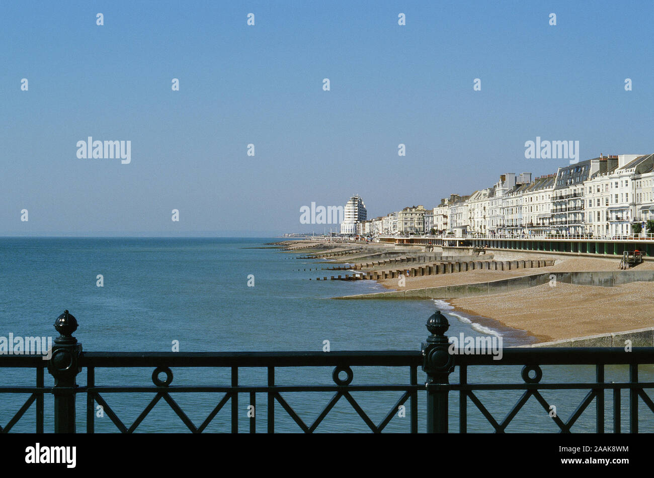 Lungomare a St Leonards on Sea sulla costa sud, REGNO UNITO, guardando ad ovest da Hastings Pier Foto Stock