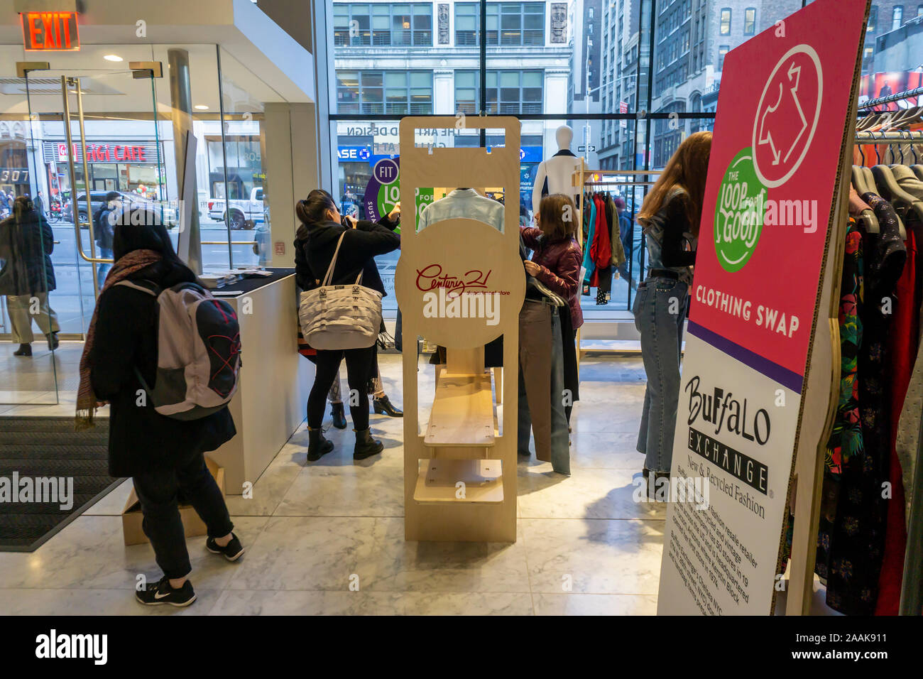 Shoppers sfoglia di seconda mano abbigliamento a "Loop per bene" abbigliamento in swap il Fashion Institute of Technology di New York il Mercoledì, Novembre 20, 2019. Per promuovere la sostenibilità degli acquirenti ha portato una leggermente usato articolo di abbigliamento e sono stati in grado di prendere un altro dalla selezione che montare gli studenti raccolti da vari capi di vestiario usati commercianti e agli studenti e al pubblico. (© Richard B. Levine) Foto Stock