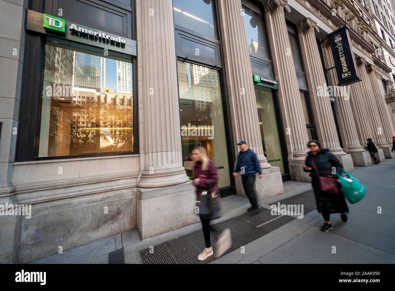 Un TD Ameritrade Holding Corp. ramo su Broadway in Lower Manhattan a New York il giovedì, 21 novembre 2019. Charles Schwab è segnalato per essere l'acquisto di TD Ameritrade per 26 miliardi di dollari. (© Richard B. Levine) Foto Stock