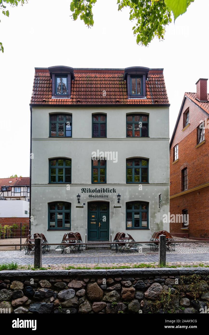 Wismar, Germania - 2 Agosto 2019: pittoresco ristorante nel centro storico della città Foto Stock