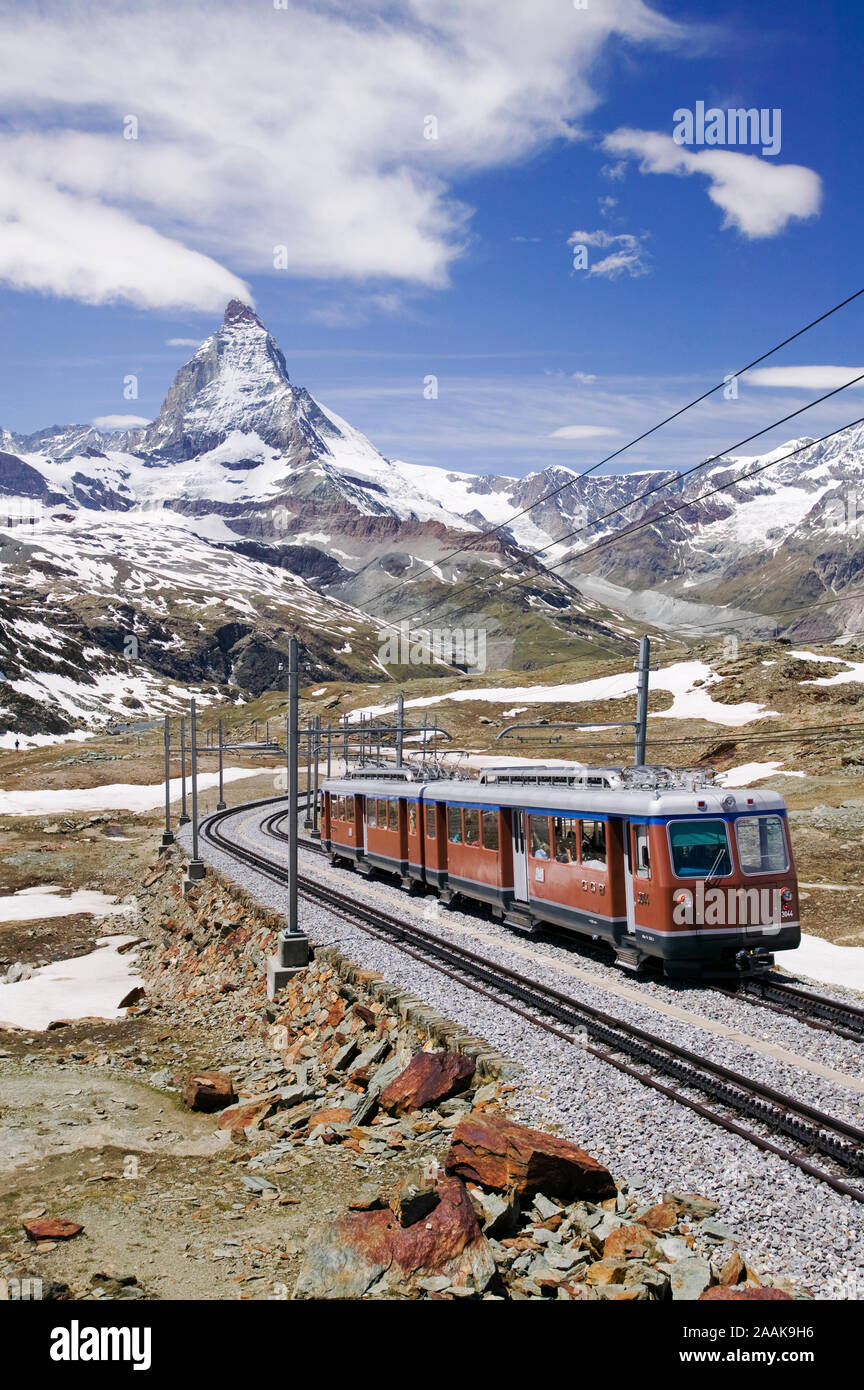 La stazione ferroviaria Gornergrat al di sopra di Zermatt, Svizzera di fronte al celeberrimo Matterhorn cui i ghiacciai si stanno ritirando rapidamente. Foto Stock