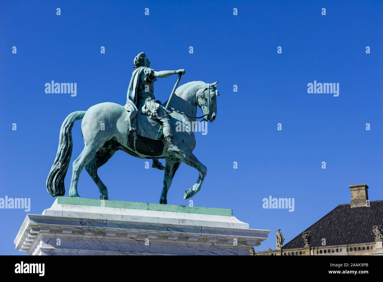 Statua equestre di Re Frederik V in Piazza Amalienborg, Copenhagen, Danimarca Foto Stock