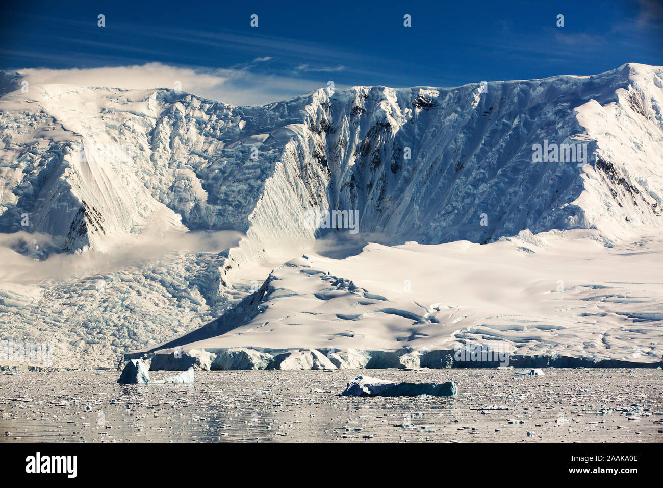 Ghiaccio fondente bergs nel Gerlache stretto che separa il Palmer Arcipelago tra la penisola antartica. Foto Stock
