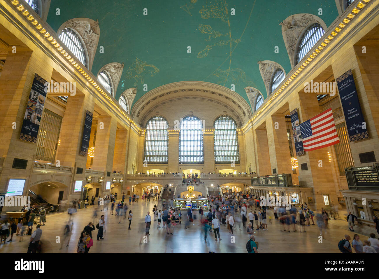 New York, Stati Uniti d'America - 20 agosto 2018: vista dall'interno della sala principale del terminal Grand Central Station con tanti popoli in movimento. Foto Stock