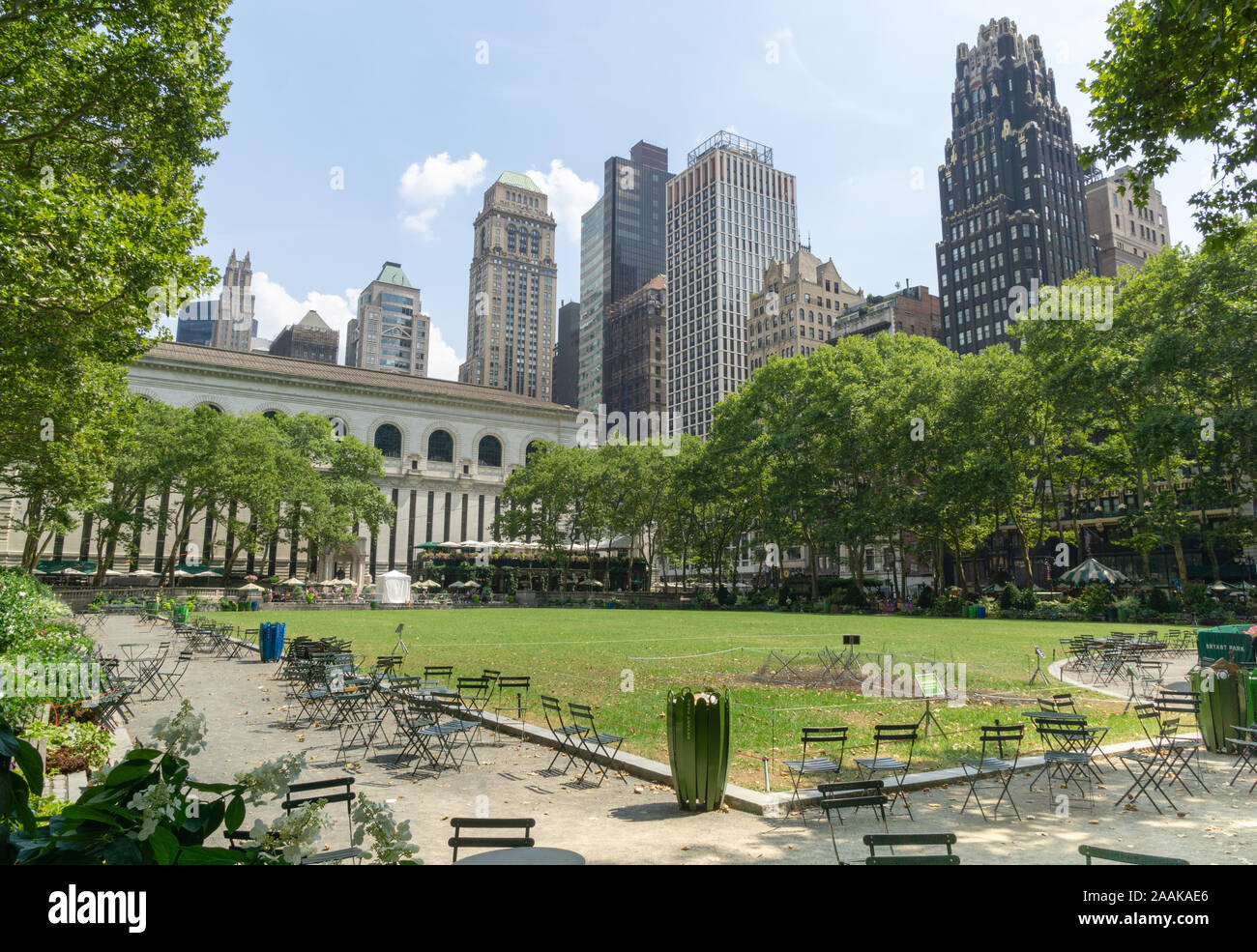 Prato verde e grattacieli in Bryant Park in Midtown Manhattan, New York, Stati Uniti d'America Foto Stock