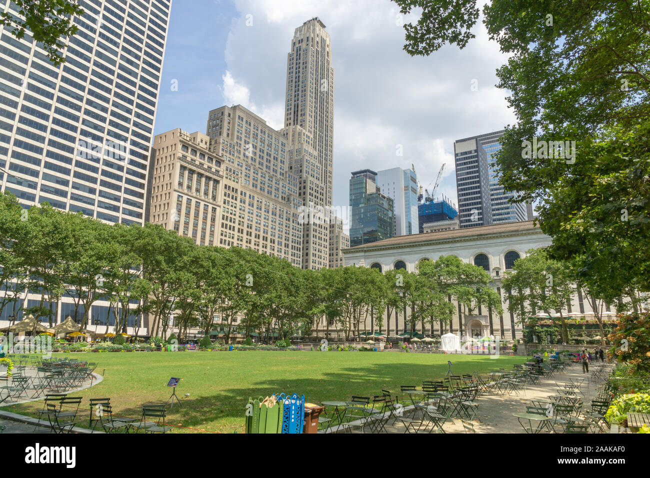 Prato verde e grattacieli in Bryant Park in Midtown Manhattan, New York, Stati Uniti d'America Foto Stock