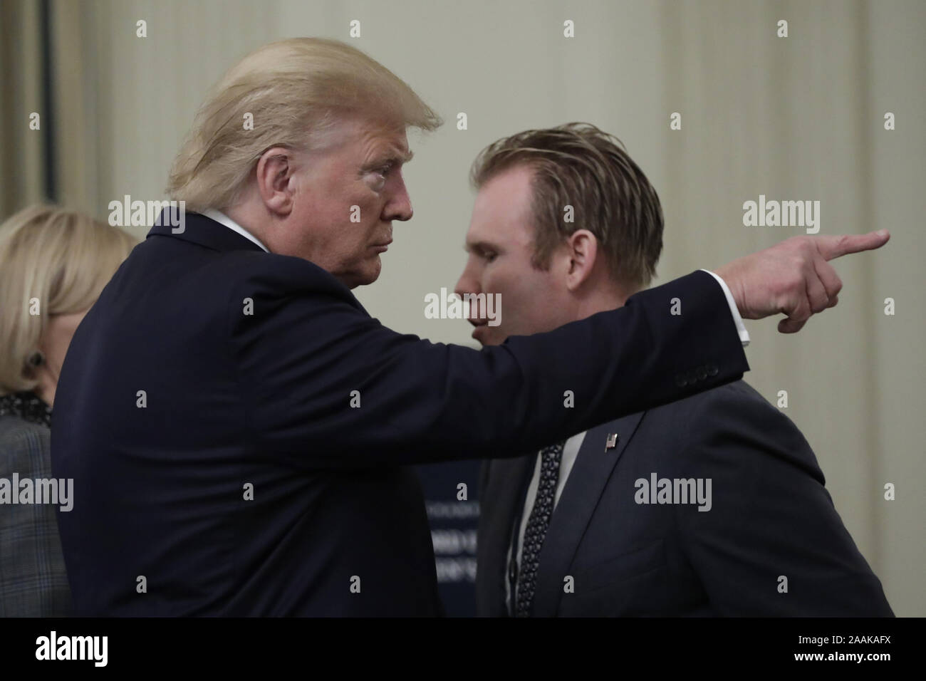 Washington, Stati Uniti. 22 Novembre, 2019. Stati Uniti Presidente Donald Trump saluta gli atleti dello studente durante il NCAA Collegiata campioni nazionali di giorno alla Casa Bianca a Washington il 22 novembre 2019. Foto di Yuri Gripas/UPI Credito: UPI/Alamy Live News Foto Stock